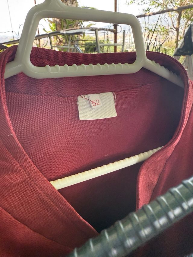 Traje corto rojo y negro