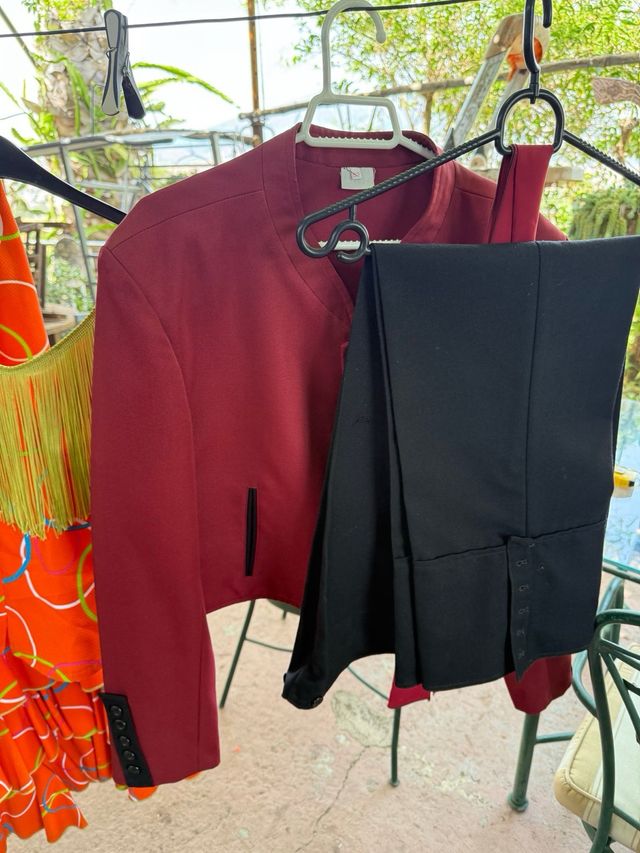 Traje corto rojo y negro