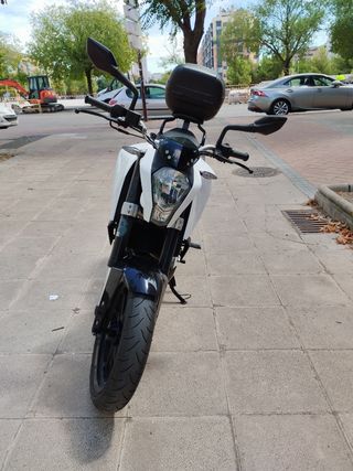 KTM Duke 125 blanca (2014)