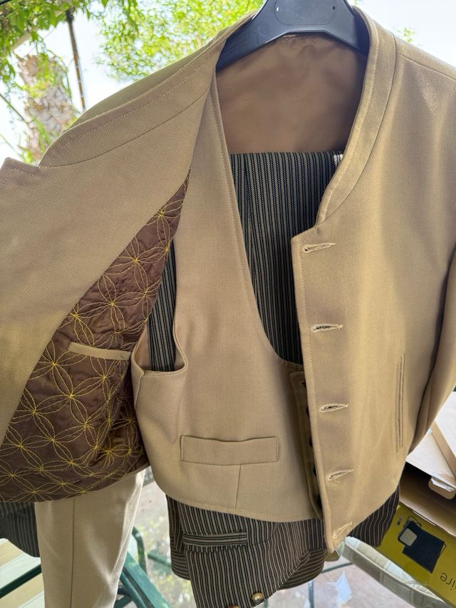 Traje corto beige