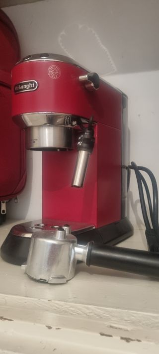 Cafetera Espresso DeLonghi roja