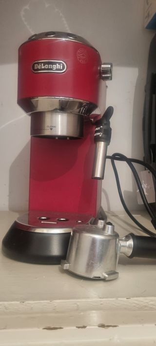 Cafetera Espresso DeLonghi roja