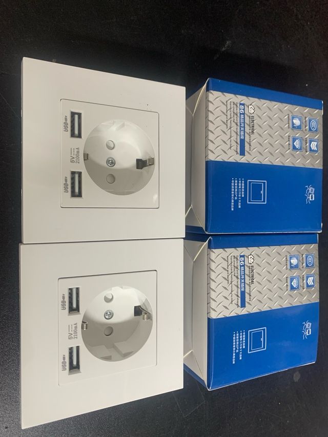 2 enchufes USB + tomacorriente