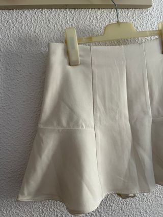 Falda pantalón blanca vuelo