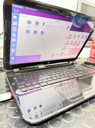 Portátil HP negro seminuevo