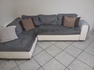 Divano letto angolare grigio e bianco