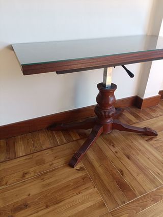 Mesa elevable de madera y cristal