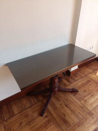Mesa elevable de madera y cristal