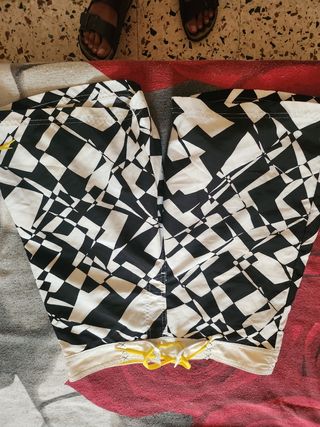 Costume da bagno estivo bianco e nero