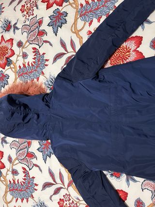 Abrigo niña azul marino con capucha rosa