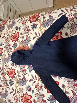 Abrigo niña azul marino con capucha rosa
