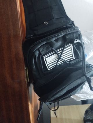 Mochila bandolera de pecho o espalda impermeable .