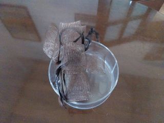 Tocado marrón con plumas