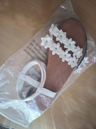 Sandalias blancas y marrones