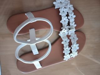 Sandalias blancas y marrones