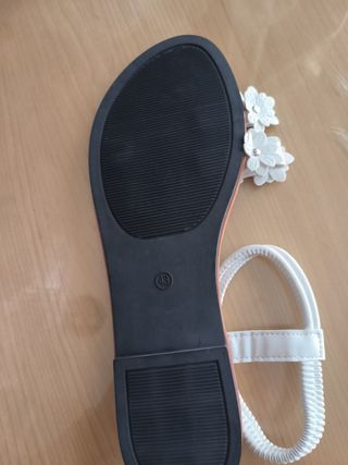 Sandalias blancas y marrones