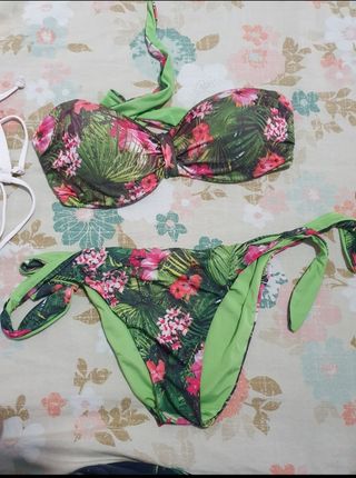 Bikini blanco  y multicolor T.M/L cada uno 5€