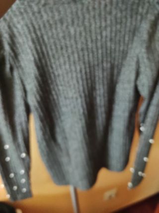 Jersey gris canalé con perlas
