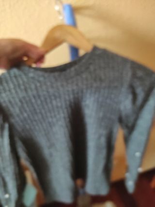 Jersey gris canalé con perlas
