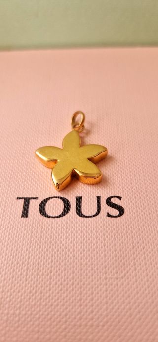 Colgante Tous oro flor 
