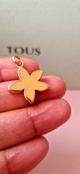 Colgante Tous oro flor 
