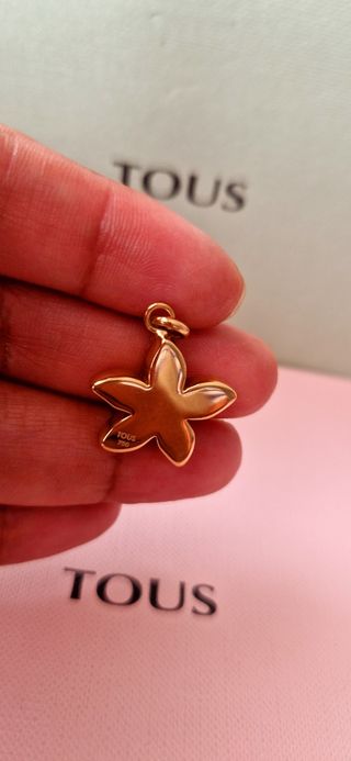 Colgante Tous oro flor 
