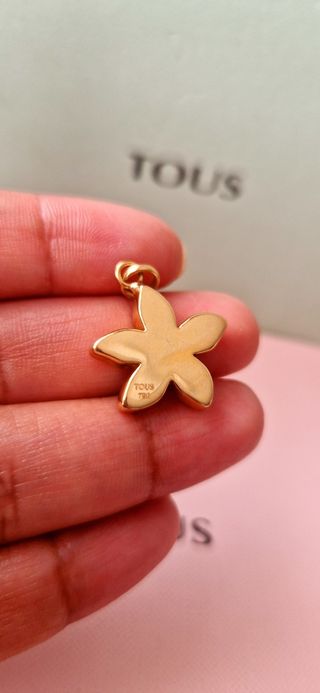 Colgante Tous oro flor 
