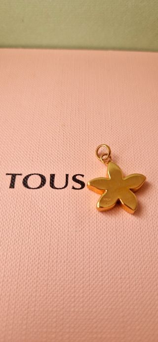 Colgante Tous oro flor 
