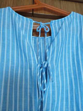 Blusa a rayas azul y blanca