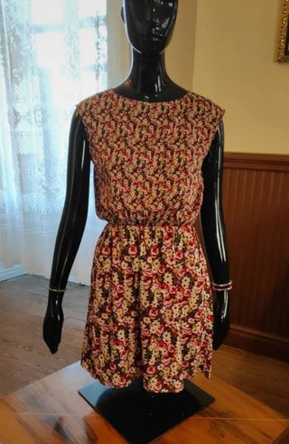 Vestido floral rojo y multicolor
