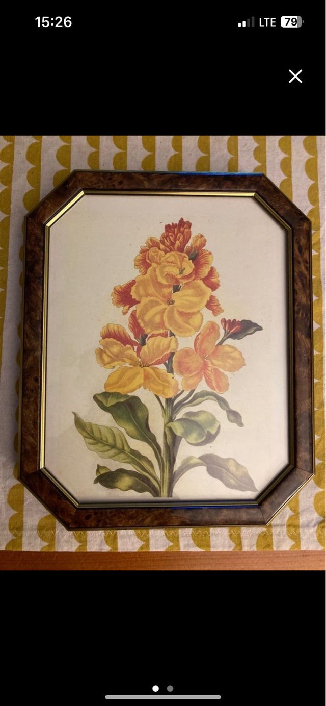 Marco de madera con foto de flores, 28x23.