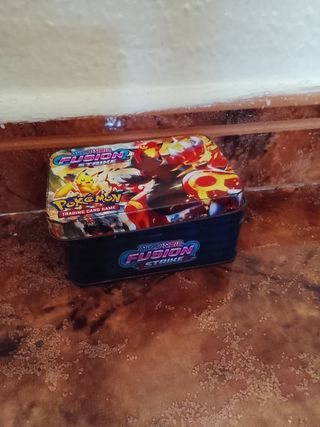 Caja metálica Pokémon Fusion Strike