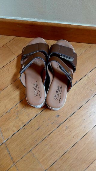 Sandali Clia Walk. Fatti in pelle, mai utilizzati.
