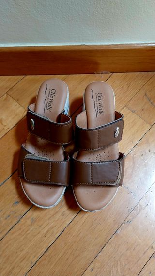Sandali Clia Walk. Fatti in pelle, mai utilizzati.