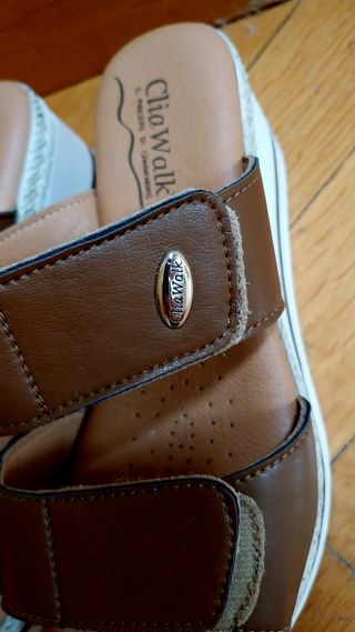 Sandali Clia Walk. Fatti in pelle, mai utilizzati.