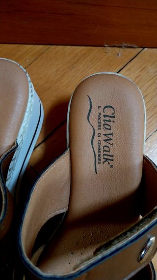 Sandali Clia Walk. Fatti in pelle, mai utilizzati.