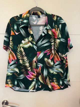 Camisa hawaiana verde estampada