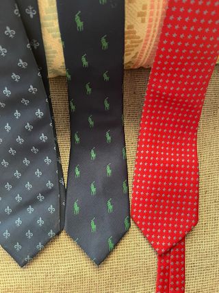 3 Corbatas: Azul, Roja, Estampada
