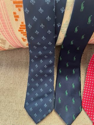 3 Corbatas: Azul, Roja, Estampada