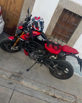 Ducati Monster 937: Negra con detalles rojos