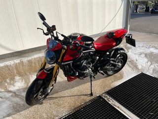 Ducati Monster 937: Negra con detalles rojos