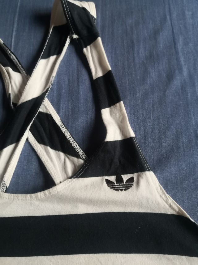 Camiseta Adidas rayas blancas y negras