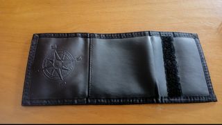 Monedero billetera negro con dibujo de brújula 