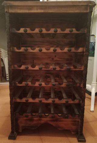Estantería artesanal para botellas