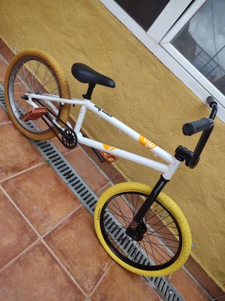 BMX blanca y amarilla
