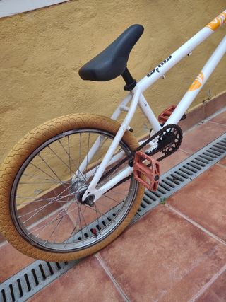 BMX blanca y amarilla
