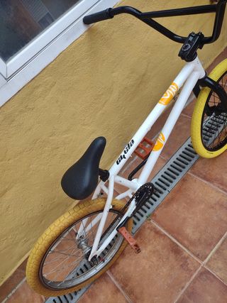 BMX blanca y amarilla