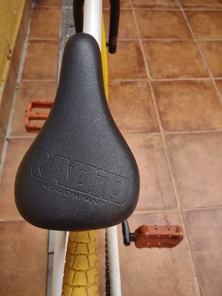 BMX blanca y amarilla