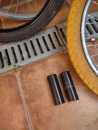 BMX blanca y amarilla