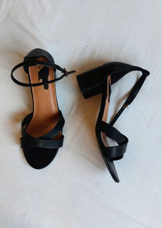 Sandalias tacón negro